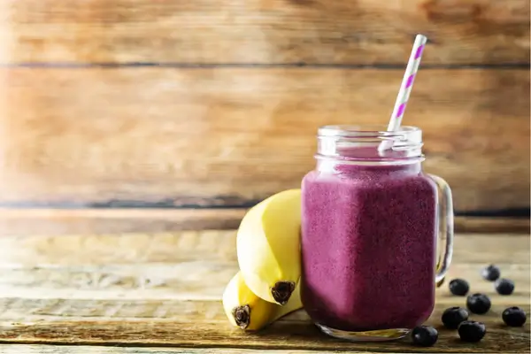 Smoothie de banana com mirtilo - sem açúcar e sem lactose