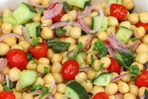 salada mediterrania com grao de bico
